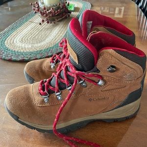 Columbia women’s hiking boots. Size 8.